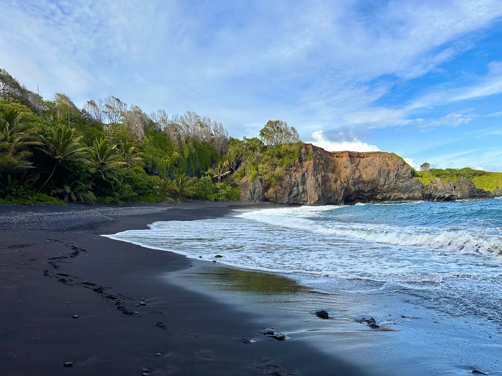 Black sand beach and sea cliffs at Waianapanapa